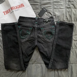 True Religion Jeans - Säljer nu ett par äkta knappt använda True Religion Jeans. Jag köpte Jeansen i USA och dom finns inte att beställa så dom är rätt sällsynta. Påse, Tag och kvitto finns. (Kvittot är ganska suddigt och förstört dock. Hör av er vid funderingar 😊