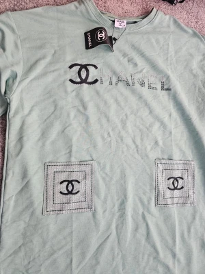 T shirt - Mintgrön t shirt med strassdetaljer