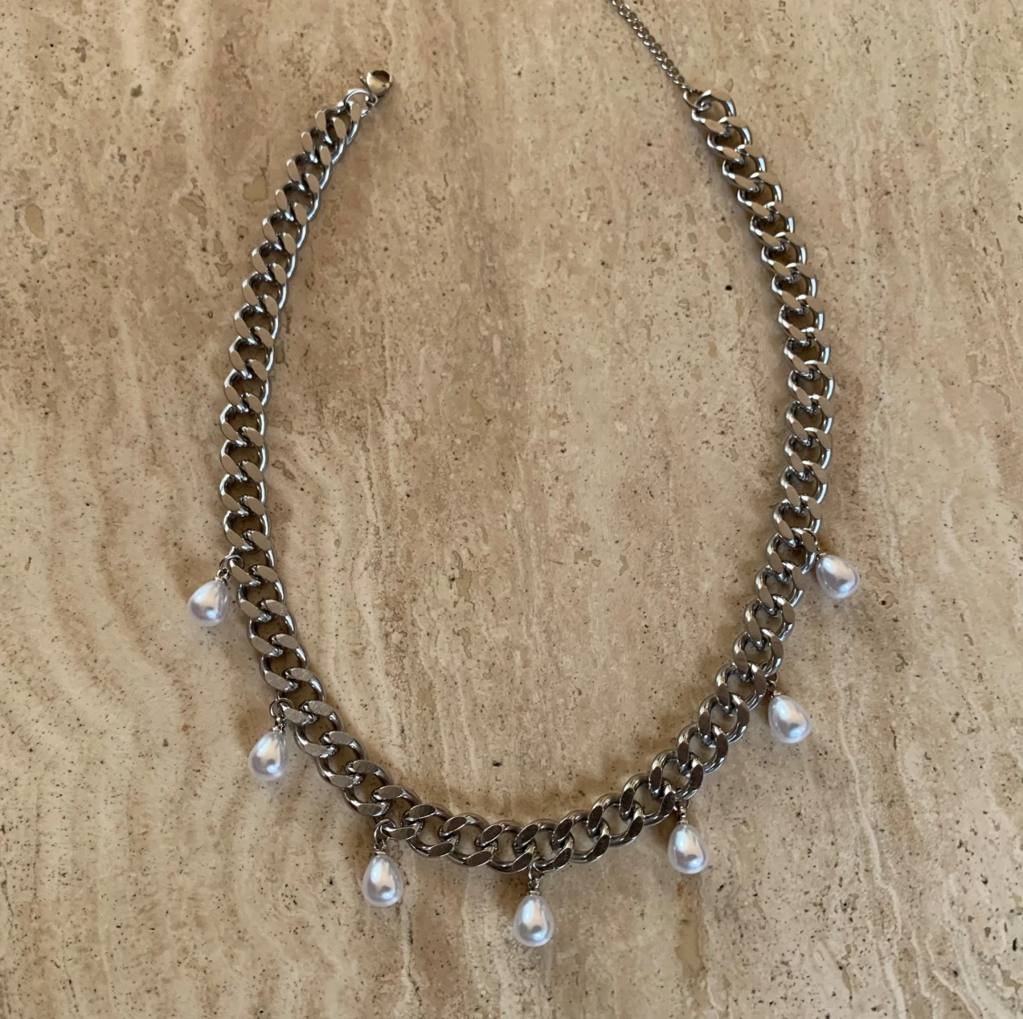 Silvrigt halsband med pärlor - 1