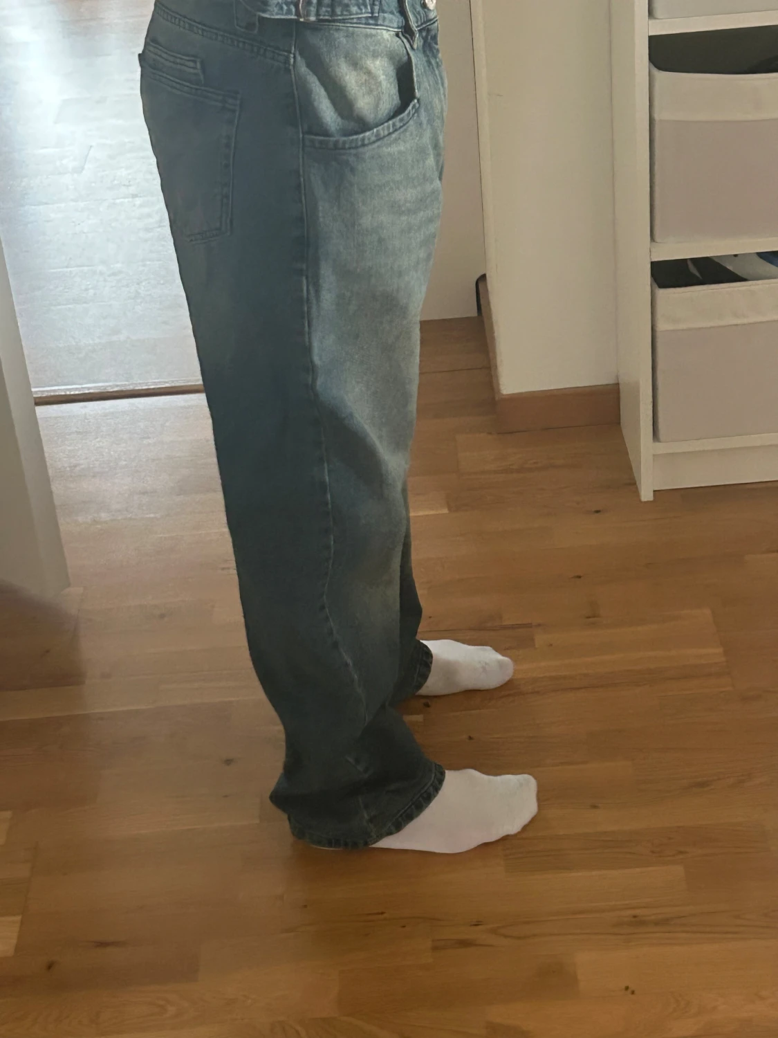 Blåa vida jeans med gröna detaljer - 3