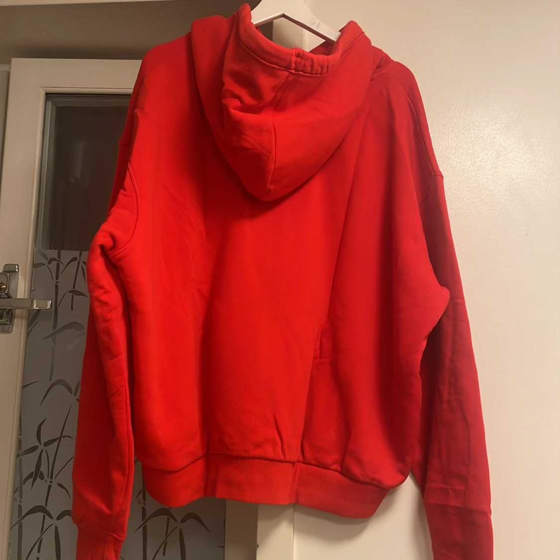 Röd hoodie från Weekday med huva - 2