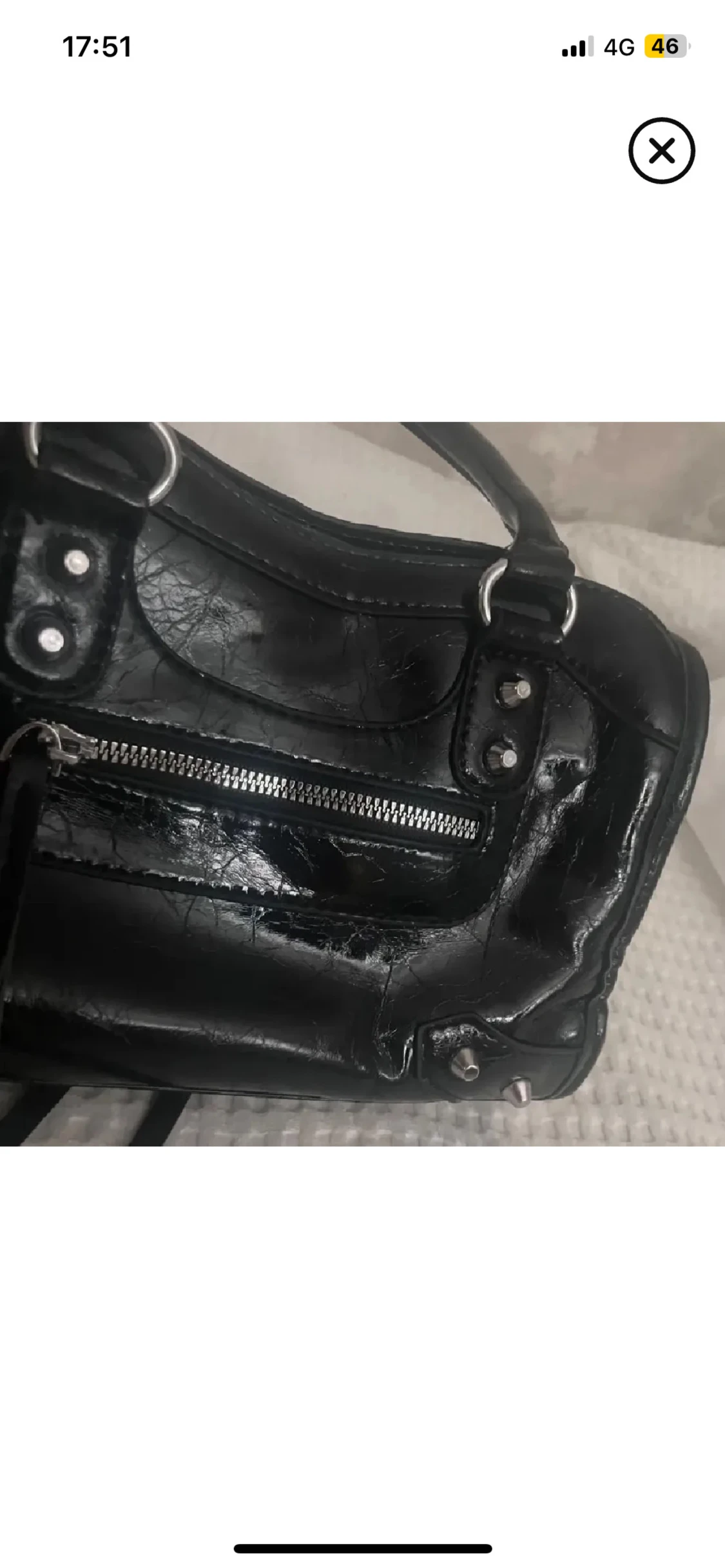 Svart handväska med dragkedja och nitar - 2