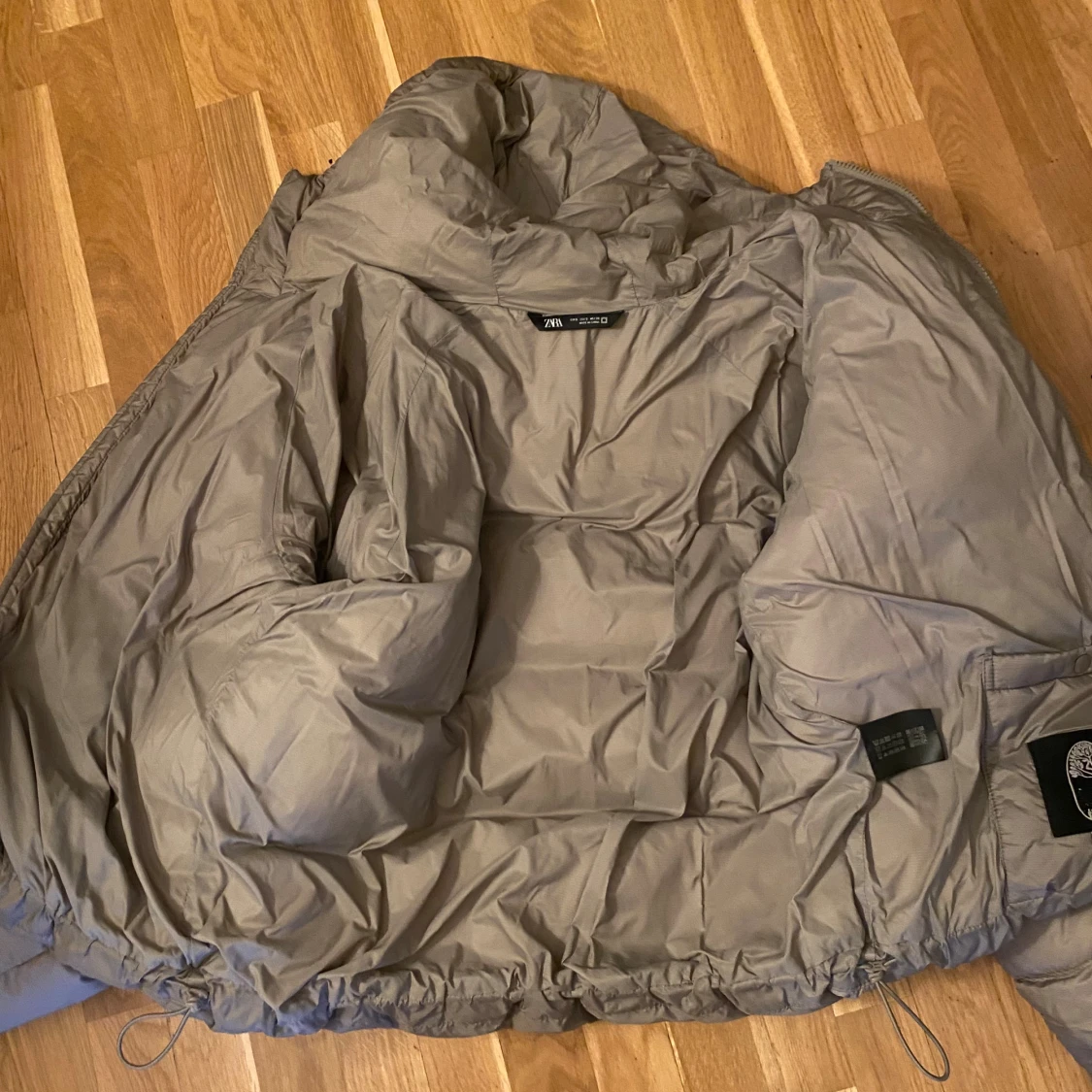 Beige pufferjacka från Zara x All caps studio - 1