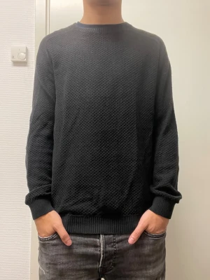 Stickad Massimo dutti tröja - Säljer denna marinblåa stickade Massimo Dutti tröjan. Den har ett litet hål i högra armhålan annars är den är i väldigt bra skick. Priset kan diskuteras!