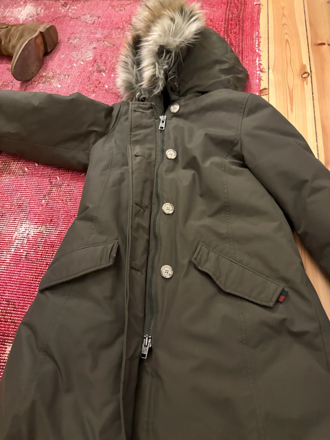 Olivgrön parkas från Woolrich med päls - 2