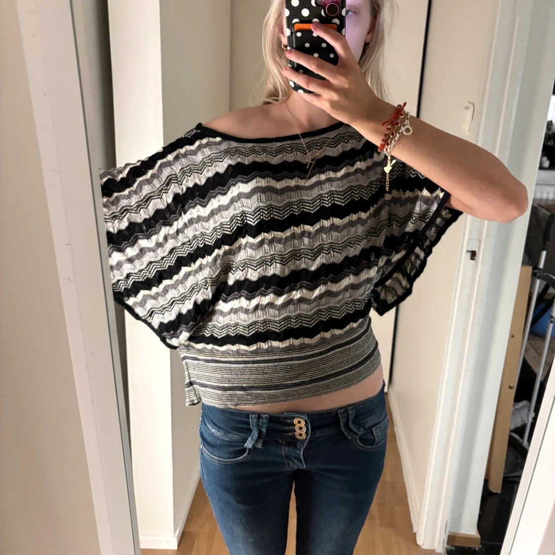 Randig offshoulder blus i svart och grått