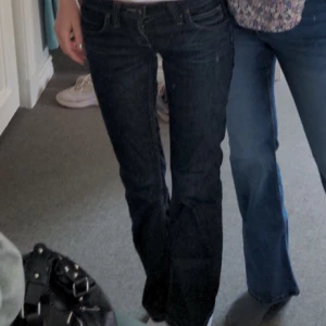 lågmidjade jeans - Säljer nu mina favorit jeans från Lee då de tyvärr blivit för små. De är ganska så lågmidjade och sitter super fint! Skulle tippa på storlek xs/s men mått finns på bilderna