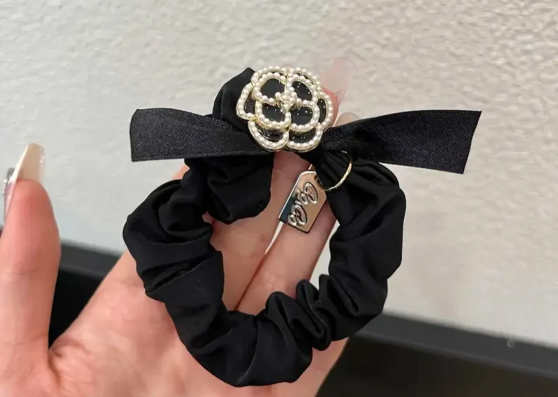 Camellia Svart scrunchie med pärlblomma och rosett - 1