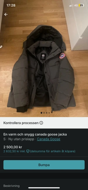 Mörkgrå Canada Goose pufferjacka S - Säljer en mörkgrå pufferjacka från Canada Goose med huva och beige pälsdetalj. Jackan har det klassiska runda logotypmärket på ärmen, dragkedja och knappar framtill. Perfekt för kalla vinterdagar och riktigt snygg stil.