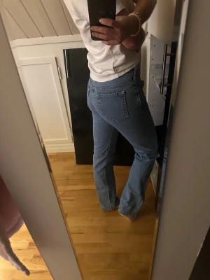 Blå low waist straight jeans - Snygga ljusblå jeans med låg midja och raka ben från Gina tricot. Jeansen sitter skönt och ger en avslappnad vibe. 