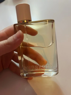 Stilren Burberry parfymflaska 50 ml - En elegant parfym från Burberry i en modern, stilren flaska. Perfekt för dig som vill ha en klassisk accessoar på hyllan. Märket är tydligt ingraverat på flaskan. Volym och ingredienser syns ej på bilderna.