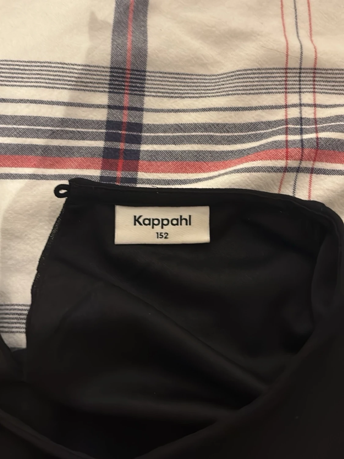 Svart blus med volager  - 3