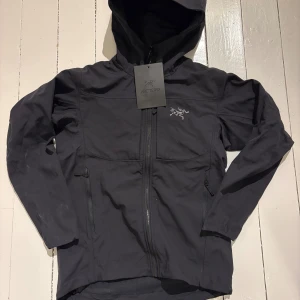 Arc’teryx jacka - Svart Arc’teryx jacka i topp skick! Det är modellen Gamma MX Hoody Men’s! Kvitto finns, hör av er vid intresse! (Mjukt vattenresistent material, perfekt för lager på lager) Fungerar även väldigt bra ute i skidbacken⛷️