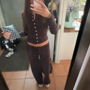 Stickat sett från Gina - Helt slutsålt stickat sett från Gina. Endast använda tre gånger säljer då jag köpt fel storlek. Tröja Xs  Byxor S