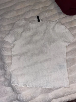 Vit topp  - En vit mönstrad topp 