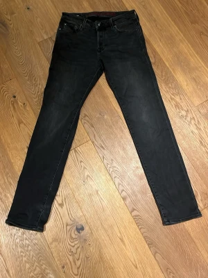Svarta tapered jeans - Säljer ett par Tapered Jack&Jones grisch jeans i ett bra skick och knappt använda 