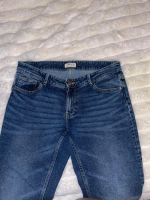 Dam jeans  - Dam jeans från Lindex, aldrig använda. (Endast testade). Ordinarie pris 599kr