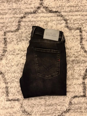Replay anbass - Säljer ett par riktigt snygga Replay anbass i storlek 29/30, dessa jeans är helt nya!