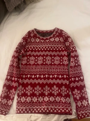 Röd jultröja med snöflingor - Supermysig långärmad tröja i strl s. Tröjan har aldrig andvönda då jag råkade köpa fel färg:)