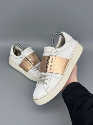 Valentino Open Skor | 39.5 - Fina Valentino Open Skor i guldig färg. Storlek 39 1/2. Endast skorna ingår. Självklart äkta! Hör av er vid funderingar 🙌