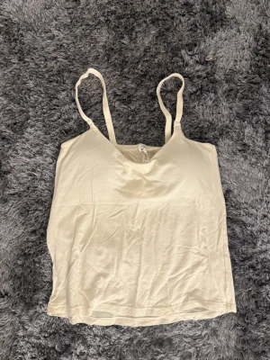 Beige linnetopp från Kay/Day XS - Säljer en enkel och stilren beige linnetopp från Kay/Day i storlek XS. Toppen har tunna axelband och en mjuk, lätt stretchig känsla. Perfekt till sommaren och funkar till många olika looks. Aldrig använt!