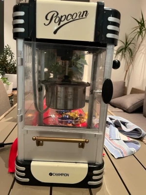 Ingen väst på bilderna - Bilderna visar en popcornmaskin från Champion, inte en väst. Ingen väst kan beskrivas utifrån dessa bilder.