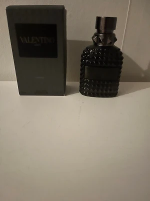 Valentino Uomo Intense EDP  - En parfym från Valentino med noter av mandarin, clary sage, iris, tonkaböna, vanilj och läder. Flaskan har en cool, modern design som sticker ut i samlingen. Perfekt för dig som vill ha något unikt och trendigt. Mellan 40-45 ml kvar 