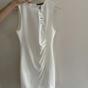 Studentklänning - Jättefin och simpel klänning från Zara som inge längre går att få tag på. Aldrig använd, endast provad. Köpt för 400