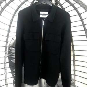 Hel zip  - Tja! Säljer nu min snygga tröja ifrån Jack and Jones, as bra skick på den. Knappt använd! Hör av er vid intresse! 👍