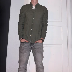 Olivgrön linneskjorta från Morris - Olivgrön linneskjorta från Morris i storlek M.  Fint skick till ett bra pris. Nypris: 1299kr. Mitt pris: 349kr. Vid frågor eller funderingar, tveka inte att höra av dig.