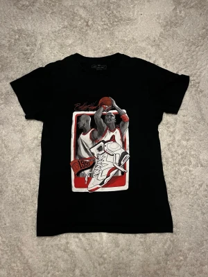 Basket tröja (MrTee) - Säljer en basket tröja av MrTee som har Jordan på framsidan och är svart där bak. Storlek S. Pris kan diskuteras!