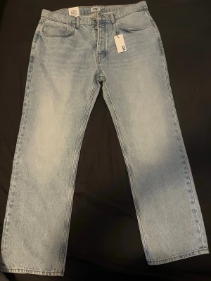 Ljusblå high rise jeans från 157 - Ljusblå jeans från 157 i modellen Seattle med relaxed fit och hög midja. Klassisk femficksdesign, raka ben och snygg tvättad look. Perfekta för dig som gillar en avslappnad stil och vill ha bekväma jeans med lite extra utrymme.