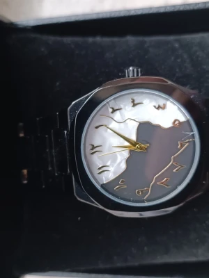 Hel-svart "Arabic Dial" Klocka - Säljer en riktigt snygg helsvart klocka med den populära "Arabic Dial"-designen (öst-arabiska siffror). En unik klocka som drar blickarna till sig!