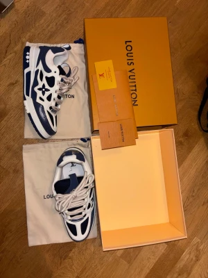 Lv skate - Säljer dessa snygga mörkblåa lv skates i stl 46 men passar även 45. Skorna är helt nya och har använts 1 gång det ända tecken på användning är på undersidan av sulan. Skorna har helt sjuk kvalitet. Kom privat för frågor. A- kopior.                   pris går att diskuteras VID SNABBAFFÄR