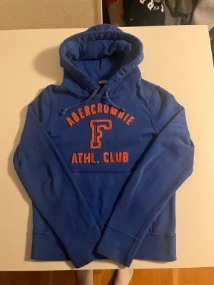 Abercrombie & fitch hoodie-sällsynt - Väldigt snygg vintage Abercrombie fitch hoodie i mörkblå färg. Väldigt sällsynt då den inte säljs längre och svår att få tag i. Står storlek M men passar som S 169-179 cm lång Riktigt bra skick se bilderna. pris endast 418 kr var snabb kolla även mina andra annonser för mer och rabatt 😃