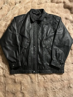 Autentisk vintage Läderjacka  - Jackan är av 100% läder och är köpt från second hand för flera år sedan. Den tillhör märket Outback Red. Jackan är dessutom i mycket bra skick!