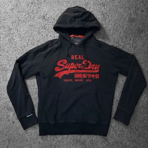 Superdry Hoodie - Tja! Säljer en Superdry Hoodie i storleken (L) fast sitter som en (M)-skick 9/10. Hör av er vid minsta fundering!