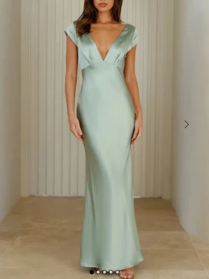 Ljusgrön långklänning Hello Molly - Supersnygg långklänning från Hello Molly🩷 perfekt för bal eller bröllop. Perfekt längd för mig som är 160 cm. Klänningen har lite små rispor i tyget som knappt är synliga. Priset kan diskuteras 