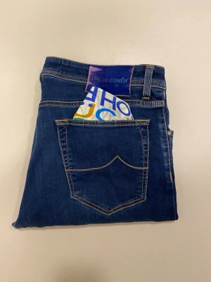 Marinblåa Jacob Cohen jeans  - Marinblåa Jacob Cohen jeans //  Style Nick slim //  Mycket bra skick //  Storlek 38 //  Mått  Midja bredd 46cm  Längd 103cm  Innerben längd 77cm  Benöppning 18cm  Scarf ingår  Skriv vid minsta fråga eller fundering🤝