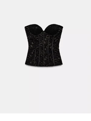 Svart spetsväst med v-ringning - Säljer en jätte snygg svart korsett med snygg spets från Zara. Toppen är slutsåld och är ny, endast testad en gång. Säljer den då den ej passa. 