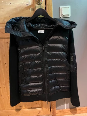 Moncler cardigan svart - Säljer denna fina cardigan i moncler… den är köpt här på plick men den passade icke mig så säljer igen. Den sitter som en s men kan nog passa m också. Inga defekter och en bra jacka utan flaws