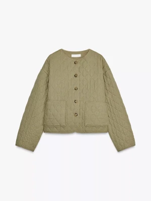 Olivgrön quiltad jacka från Zara - Säljer en olivgrön quiltad jacka från Zara i storlek S. Jackan har rund hals, stora framfickor och stängs med knappar framtill. Den har en loose passform och är tillverkad i bomullsmix med ett snyggt rutmönster. Perfekt under höst och vår.