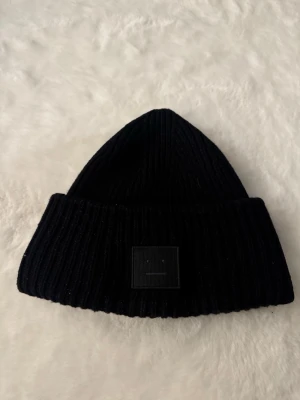 Acne mössa  - Skick: mycket bra, inga fläckar / hål Detaljer: 	•	Färg: svart 	 Plagget kommer från rök- och djurfritt hem.  📦 Frakt: skickas samma dag om köp går igenom innan 18.00 💬 Frågor: Hör av dig om du vill ha fler bilder eller mått 🤝 Paketpris: Samfraktar gärna vid flera köp