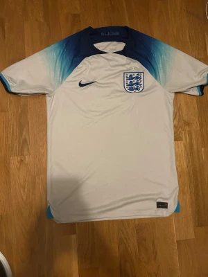 England 2022 Qatar vm - Säljer en officiell England fotbollströja från Nike