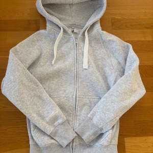 Russemerch huvtröja - Grå huvtröja från Russemerch 