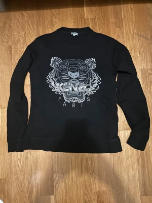 Kenzo  - Säljer en svart kenzo kofta som är använd några få tall gånger.