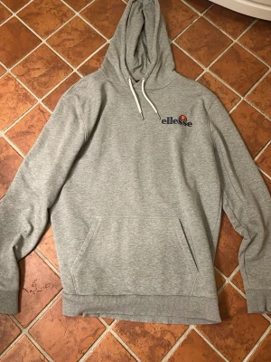 Grå Ellesse hoodie - Hej, säljer nu min gråa Ellesse hoodie i storlek Large. Lite använd och pris kan diskuteras