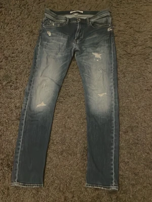 Calvin Klein jeans - Säljer ett par riksfeta slitna jeans från märket Calvin Klein. Dem är i bra men ändå använt skick. Storlek 30/32. Dem är originellt skinny men jag har modifierat dem så att dem sitter som slim fit jeans. Kom dm för mer info och intresse!