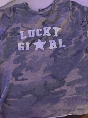 Camo T-shirt - Söt t shirt från subduded men köptes i Italien. Använd två gånger och är i väldigt fint skick. Storlek M men sitter som S