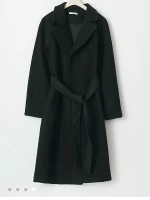 Svart lång kappa från Gina - Slutsåld kappa från Gina! OBS Nopprig.